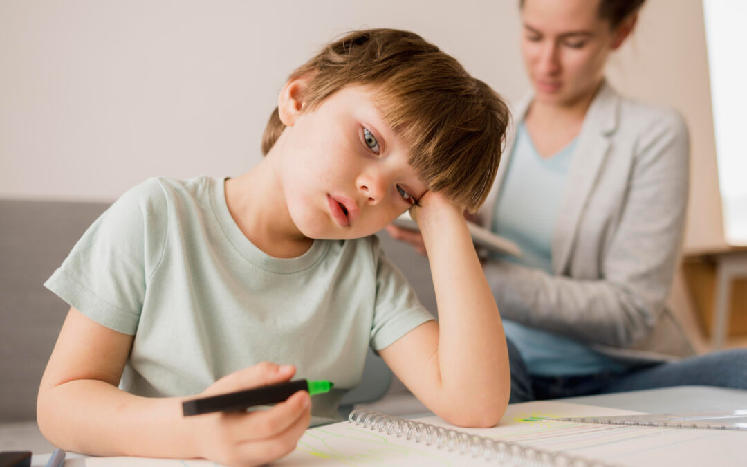 Bambino svogliato cerca di fare i compiti mentre la mamma lo guarda