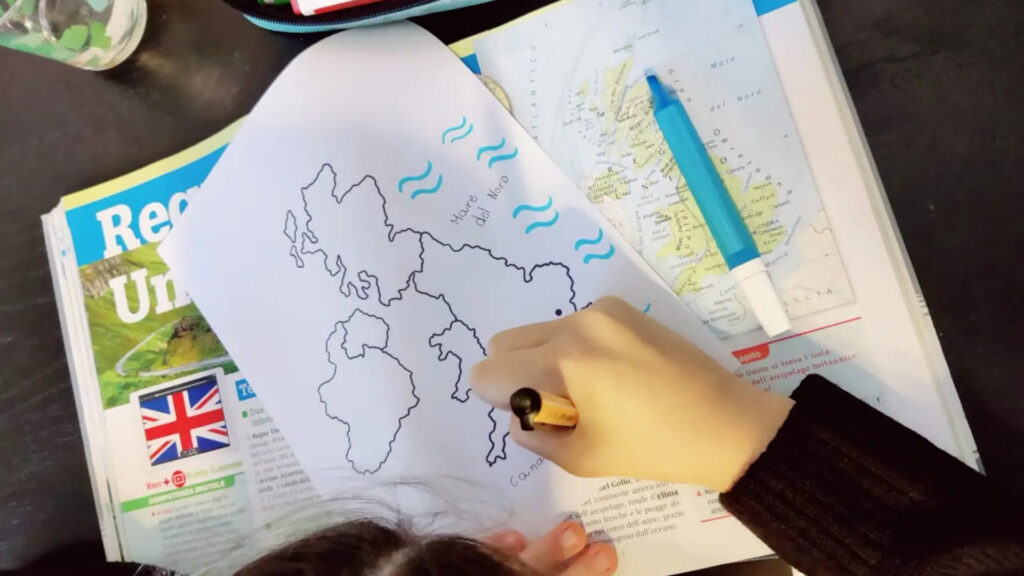 Mano di bambino che disegna una mappa concettuale dell'Inghilterra