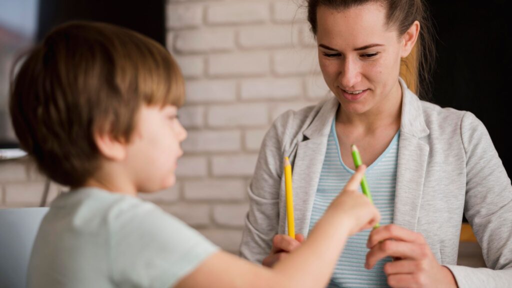 Tutor aiuta un bambino discalculo a fare dei calcoli
