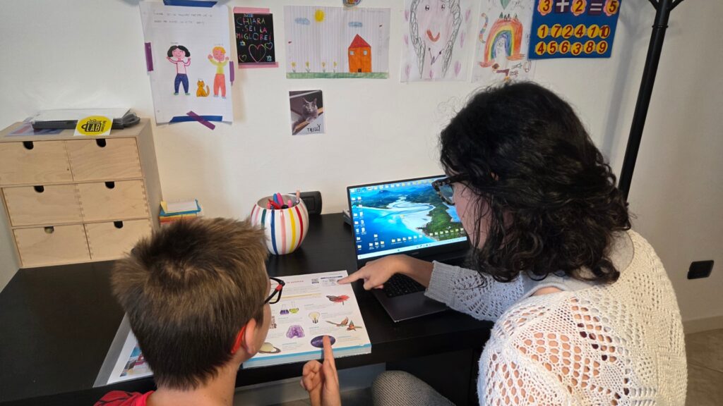 Tutor DSA Chiara Piacenti spiega un metodo di studio a un bambino delle elementari
