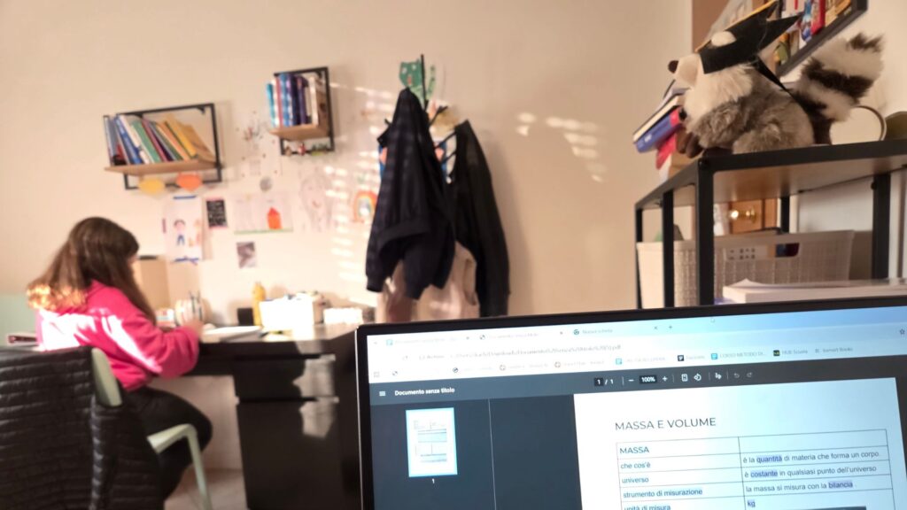 Lo studio di una tutor DSA con una bambina che fa i compiti