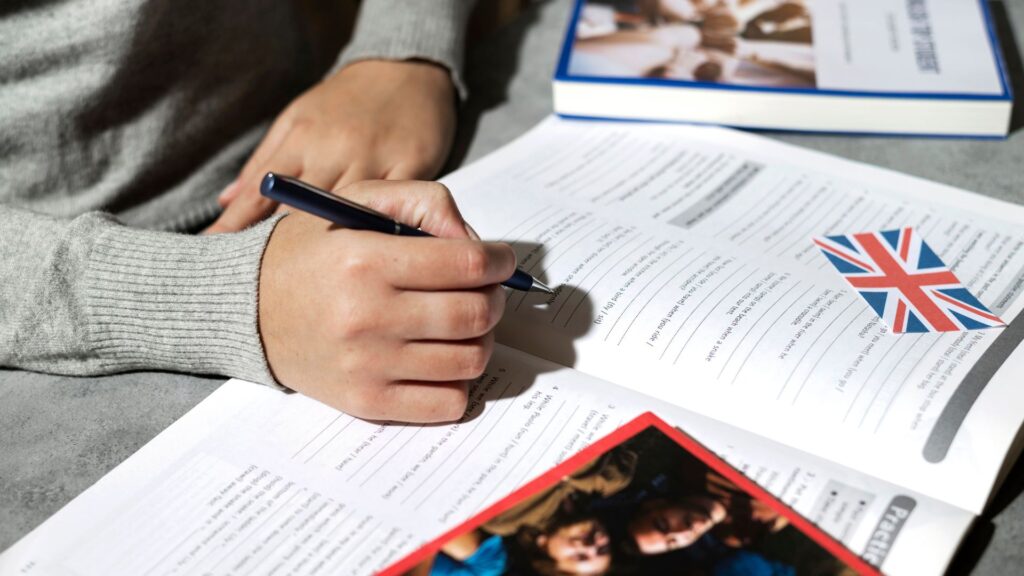 Ragazzo fa i compiti di inglese sul libro