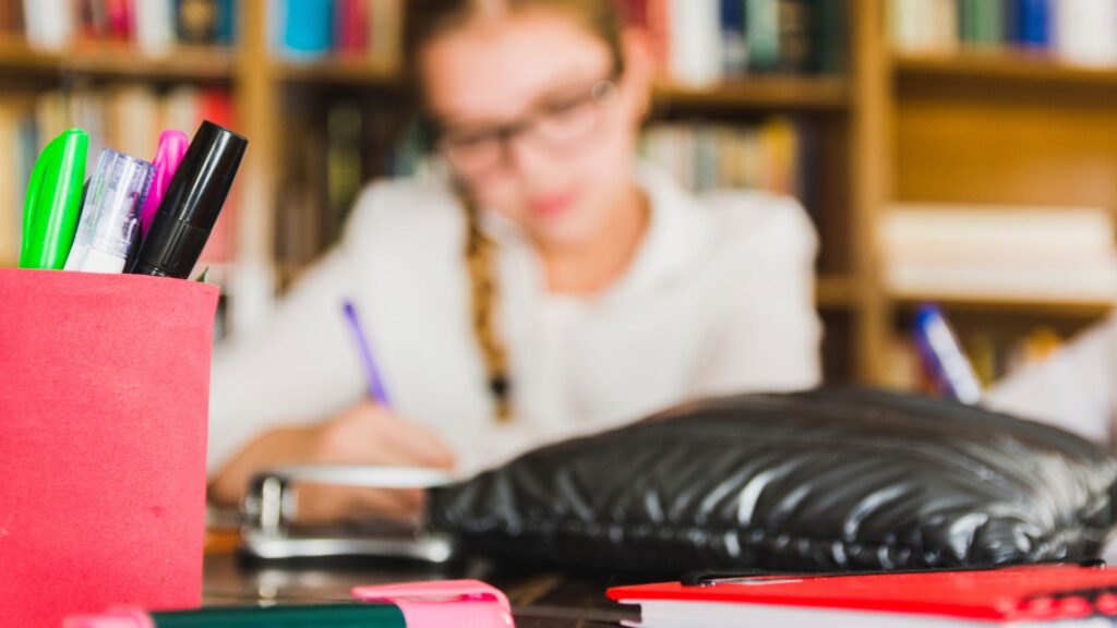 Ragazza studia sui libri di scuola