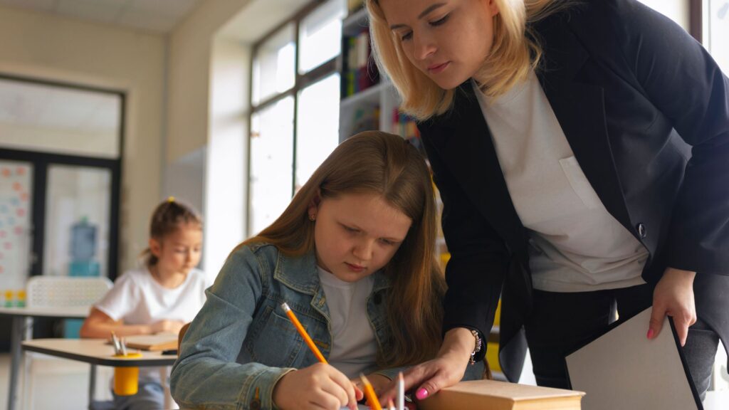 Insegnante a scuola aiuta un'alunna
